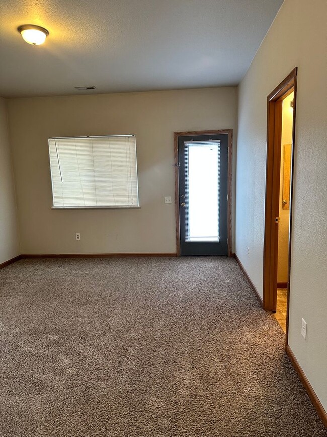 Building Photo - Centrally Located 2 Bedroom 1.5 Bathroom T...