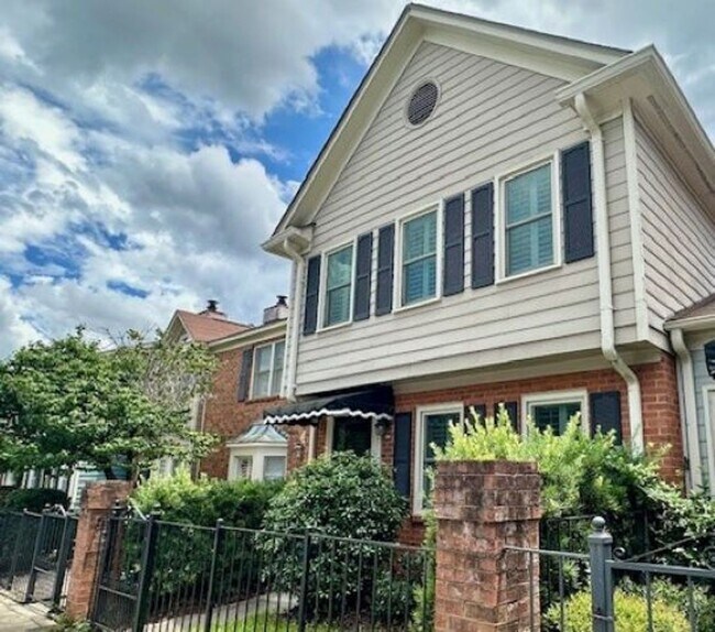 Building Photo - LIVE IN THE HEART OF FOREST ACRES