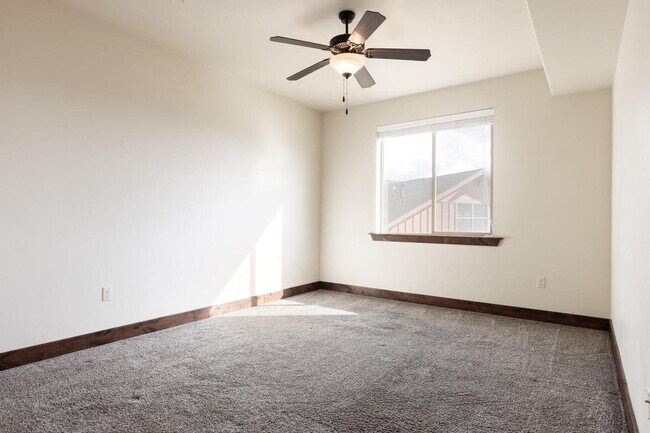 Building Photo - Unfurnished Condo in Black Rock Ridge