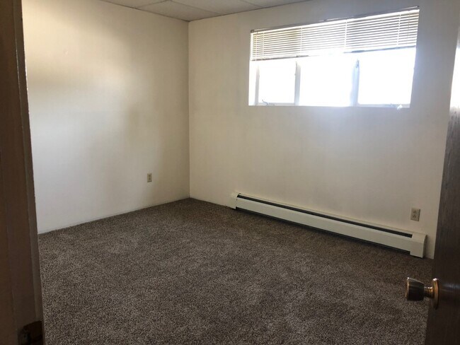 Building Photo - Pet Friendly! Great 2 bedroom one bath gar...