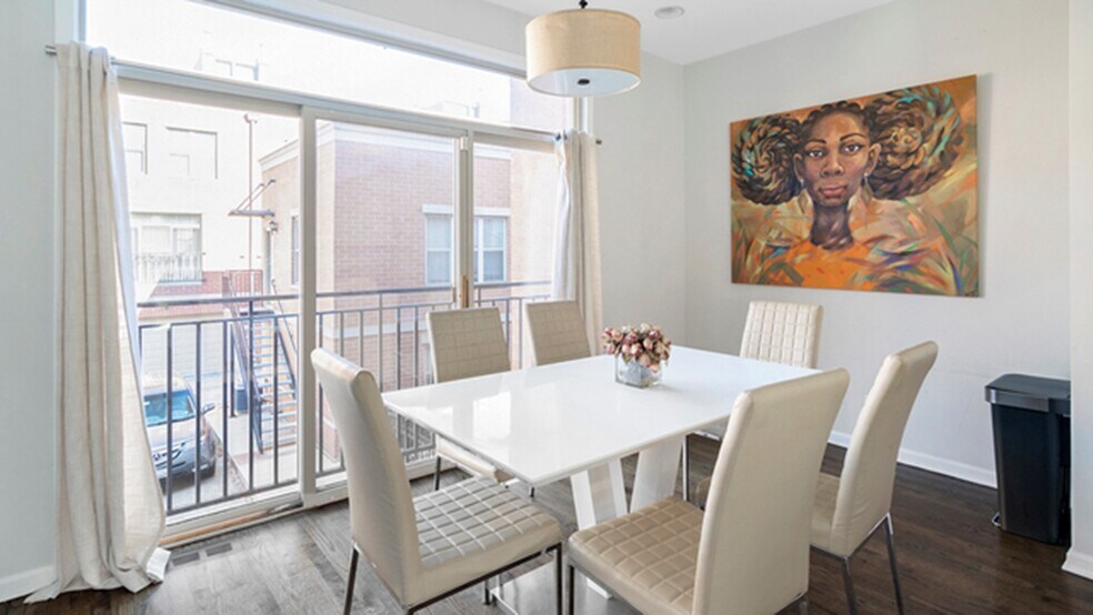 Building Photo - 720 W Evergreen Ave