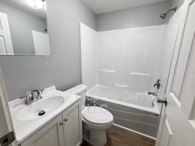 Building Photo - 100 1/2 N State St