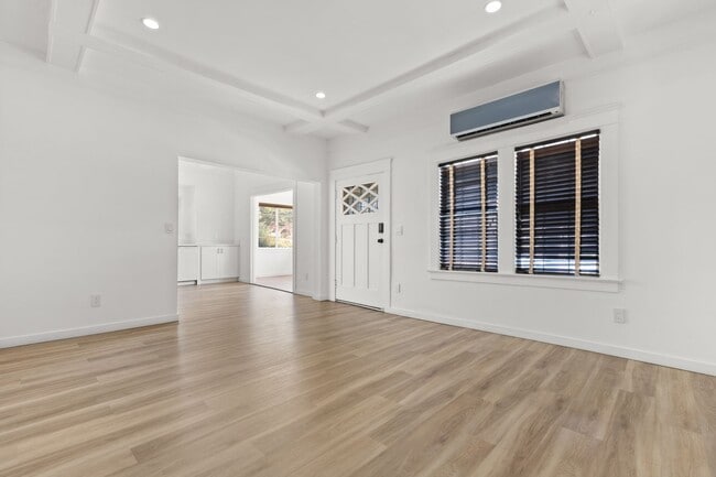 Building Photo - This spacious 1 bedroom, 1 bathroom apartm...