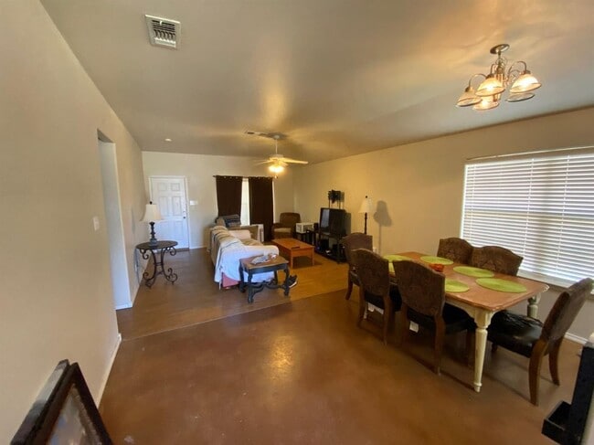 Building Photo - Beautiful 3/2/2 Home Available July!!