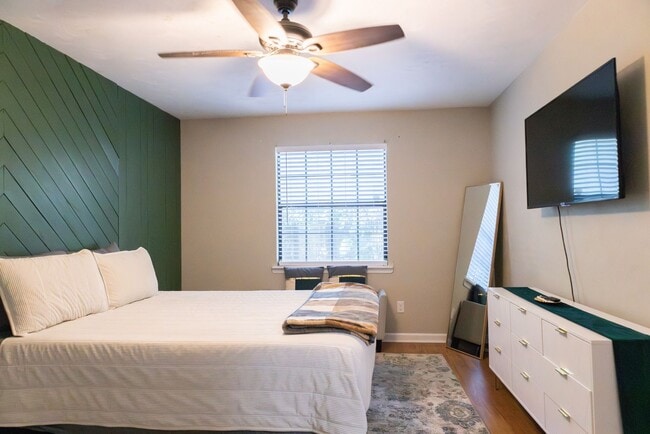 Building Photo - Renovated 2-Bedroom 2-Bathroom Townhome w/...