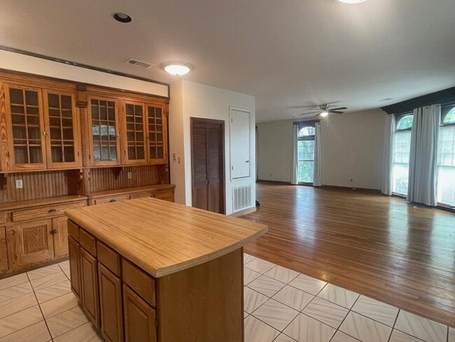 Building Photo - 4611 Woodlawn Dr