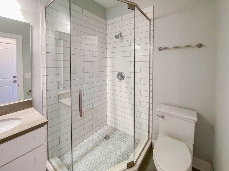 Building Photo - 356 W Dickens Ave