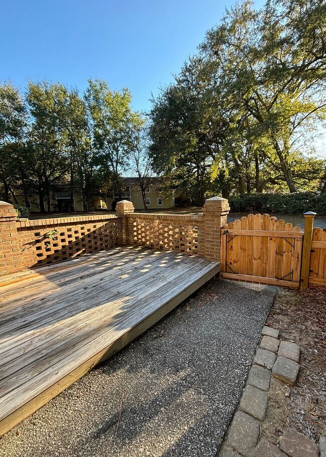 Building Photo - Available 1/10. Beautiful 3BR/3 BA Townhome Available in the Heart of Mt Pleasant!