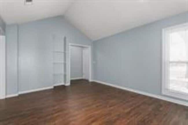 Building Photo - 402 NE Independence Ave