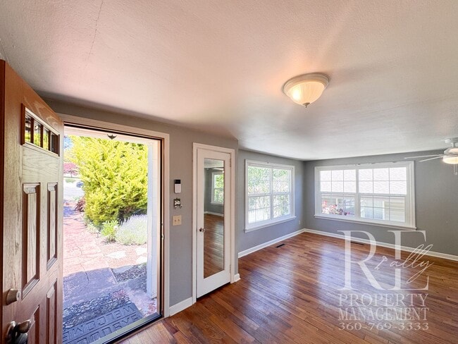 Building Photo - Charming 2-Bedroom Home with Renovated Bath, Hardwood Floors & Spacious Fenced Yard