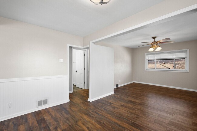 Building Photo - Beautiful 2 bedroom home in Port Vue available August 15!