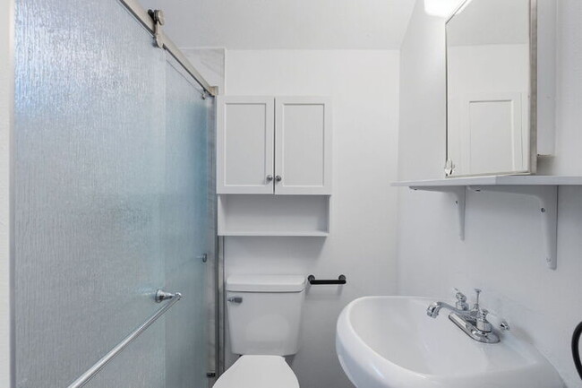 Building Photo - Charming Basement Apartment with Modern Finishes and Flat-Rate Utilities