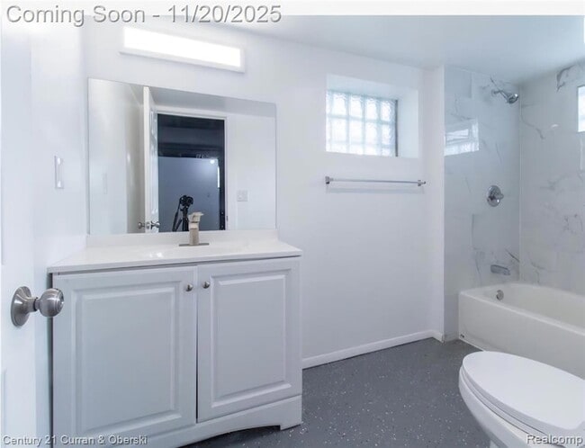 Building Photo - 279 Manistique St