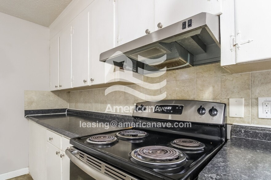 Building Photo - 2342 Center St