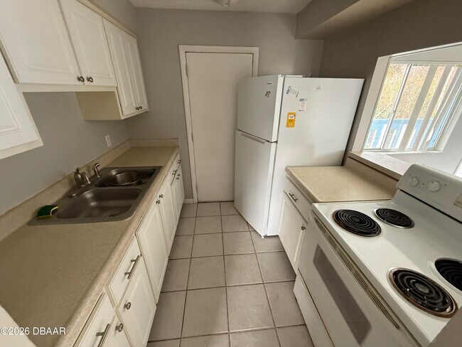 Building Photo - 1850 S Park Ave