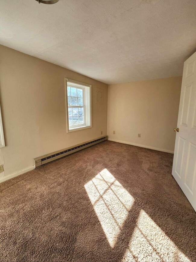 Building Photo - Adorable upstairs apartment