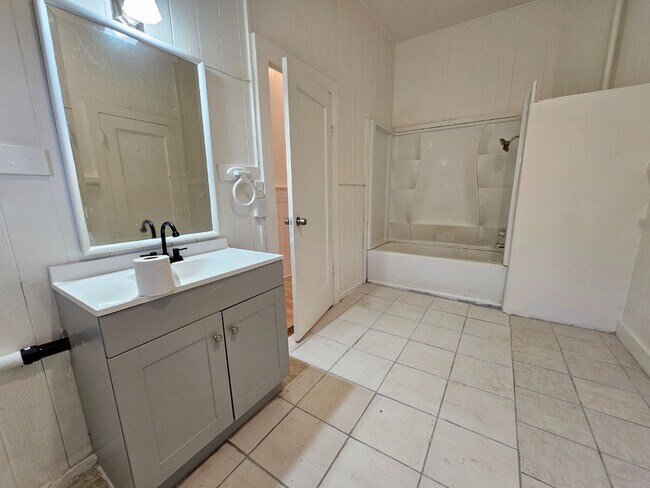 Building Photo - 1 Bed 1 Bath Apartment with one parking.  Tenant pay all utilities.