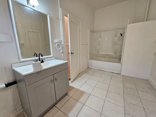 Building Photo - 2 Bed 1 Bath Apartment with one parking.  Tenant pay all utilities.
