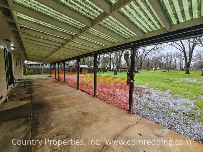 Building Photo - Renovated Gated House on an Acre with Detached Shop in Cottonwood!