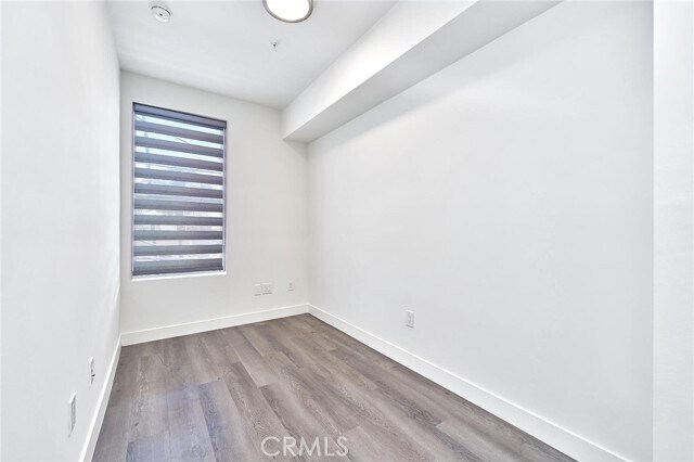 Building Photo - 900 S Kenmore Ave
