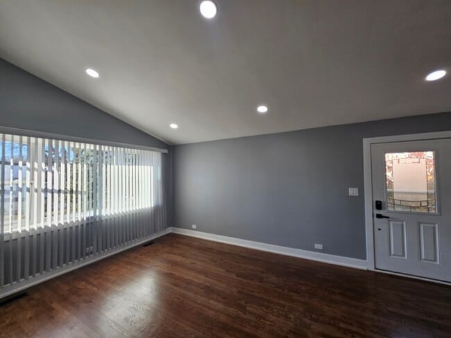 Building Photo - 1535 E Jane Ave