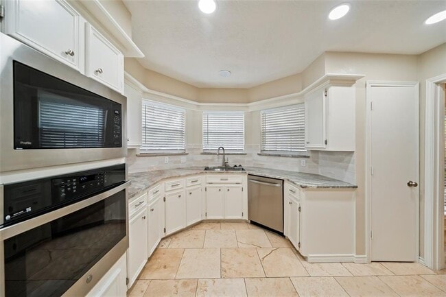 Building Photo - 135 Towering Pines Dr