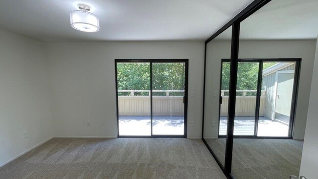 Building Photo - Martinez Beautiful 2 bedroom 1.5 bath unit...