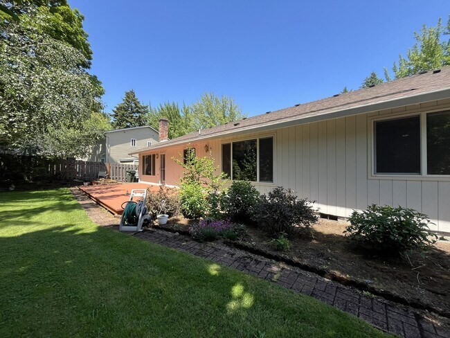 Building Photo - Charming Single-Level Home with Multiple Living Areas and Spacious Backyard Retreat