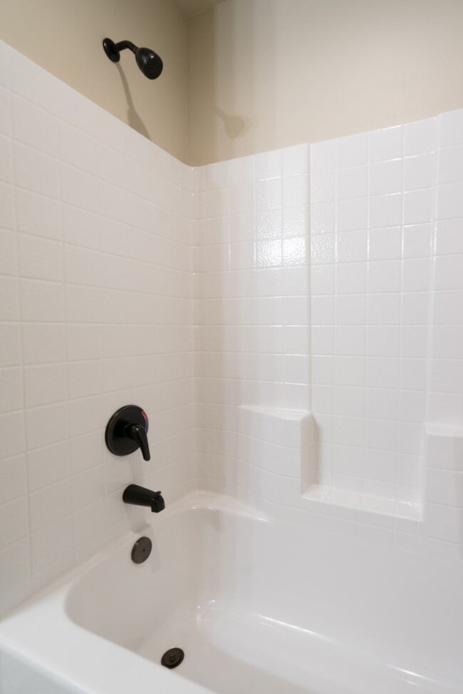 Building Photo - 3 Bedroom Townhome in Prime Washington Com...