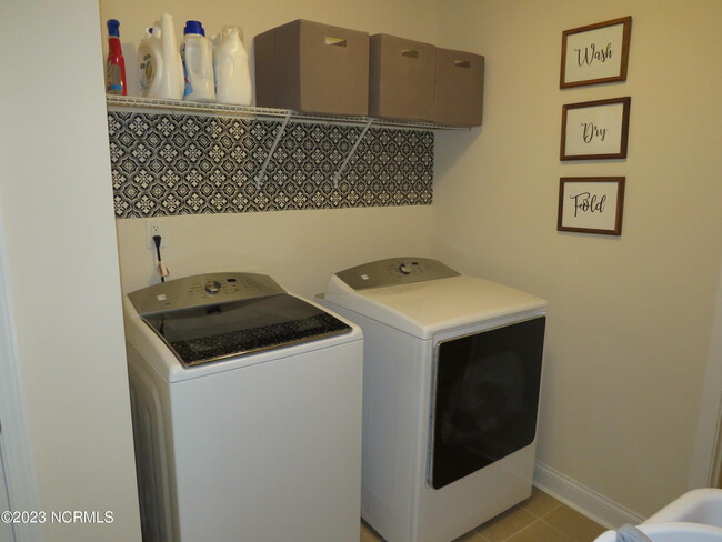 Building Photo - 425 Palisades Dr