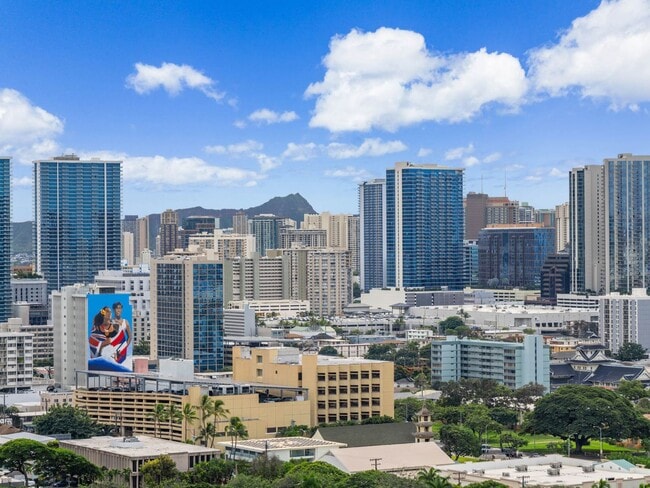 Building Photo - Remodeled Corner 1BR with Ocean & Diamond Head Views, W/D + Parking