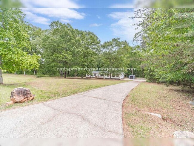 Building Photo - A COUNTRY DREAM! 4BR, 2BATH MANUFACTURED HOME, $1650./month