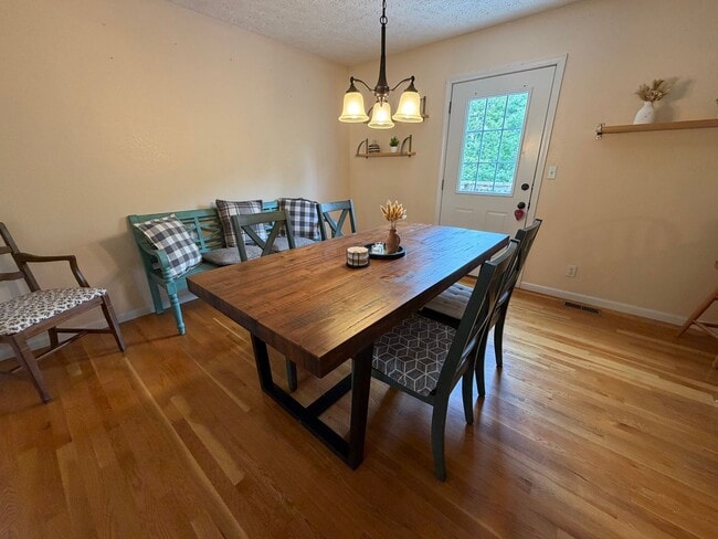 Building Photo - Fully Furnished Short Term Rental!