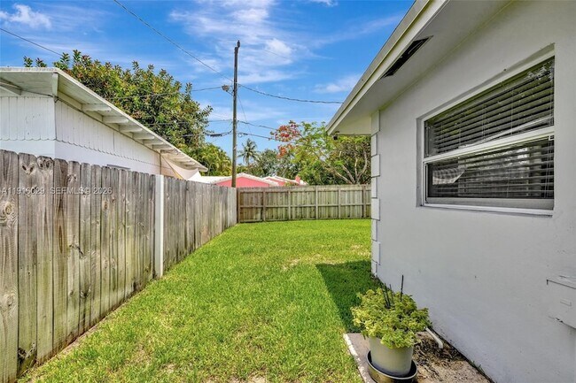 Building Photo - 1504 SW 6th Ave