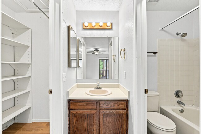Building Photo - 6242 Willow Ln