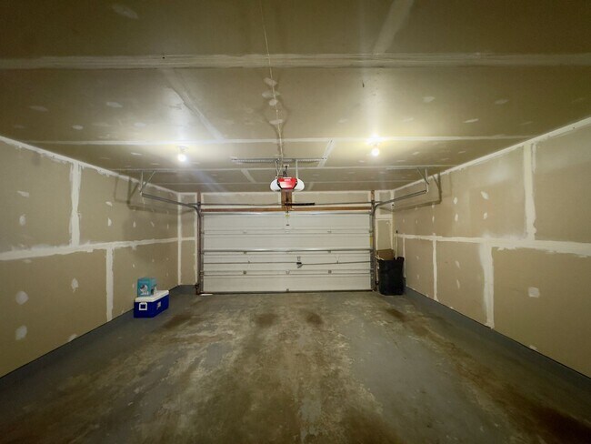 Building Photo - 618 Snowberry Way