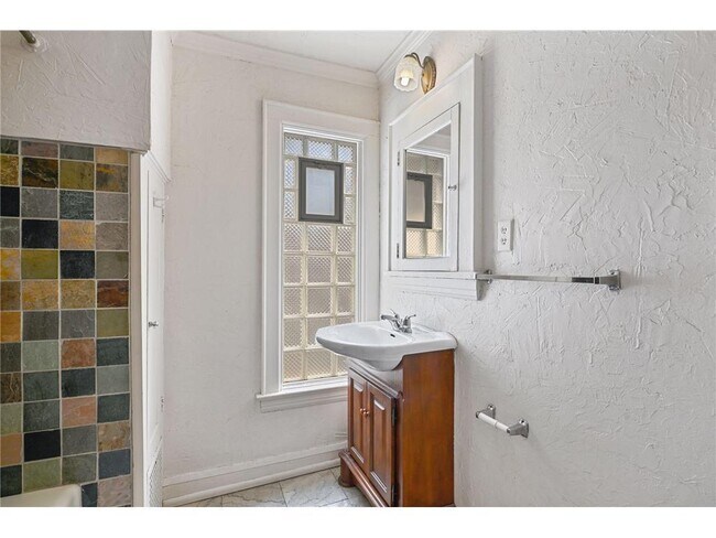 Building Photo - 1913 Emerson Ave S