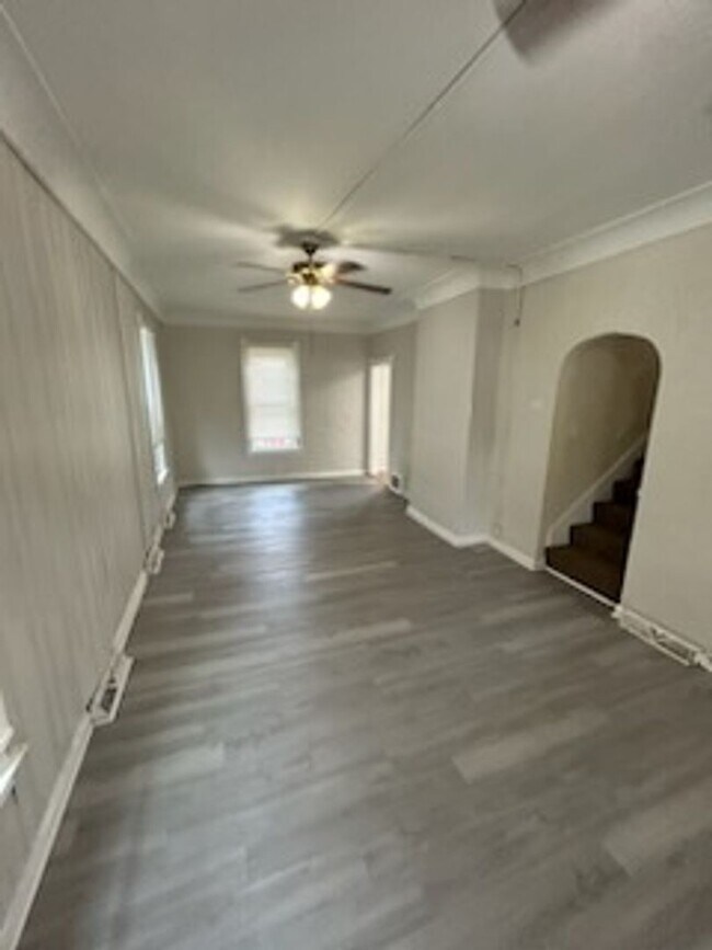 Building Photo - 3 Bed 2 Bath