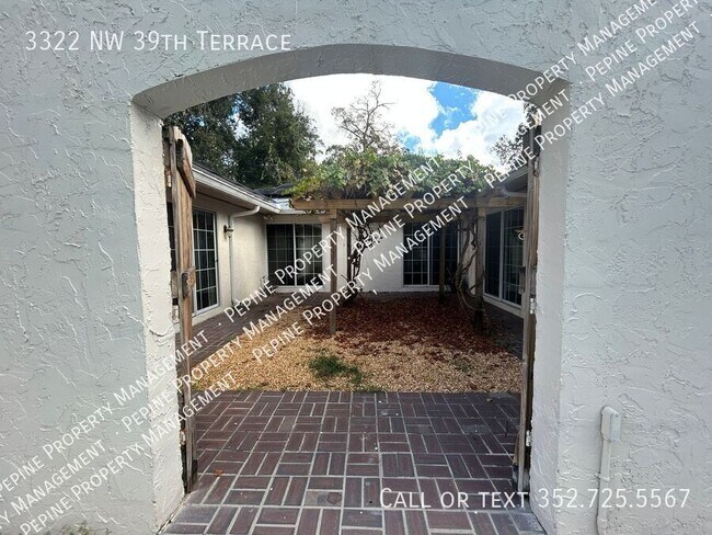 Building Photo - 3322 NW 39th Ter