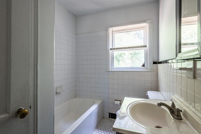 Building Photo - 1555 Venetian Dr SW