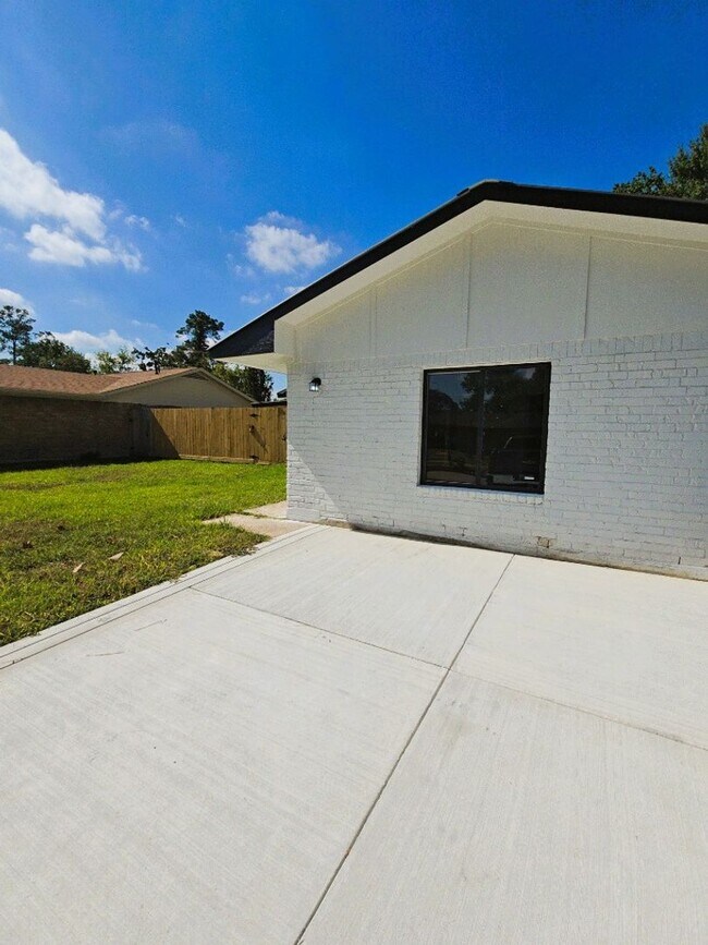 Building Photo - 7915 Grandridge Dr