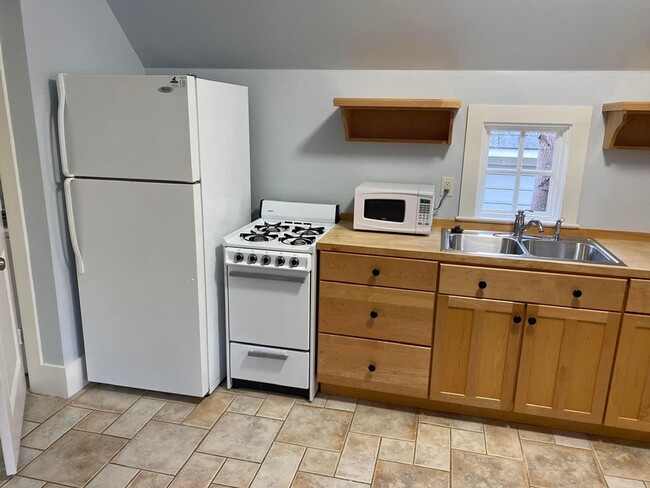 Building Photo - One Bedroom One Bath Carriage House for rent