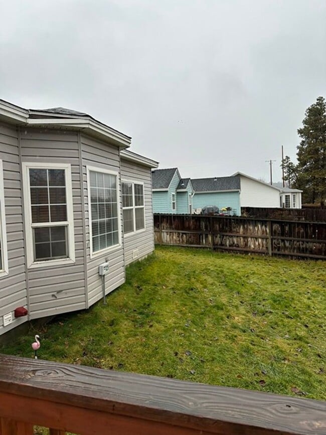 Building Photo - 3 Bedroom House