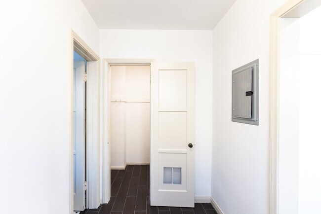 Building Photo - 1066  S Genesee-