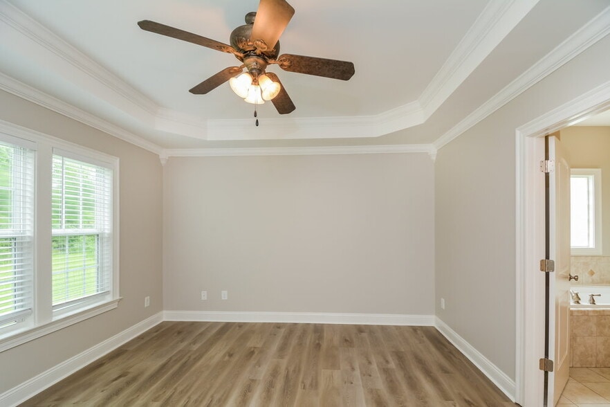 Building Photo - 684 Winding Oak Way