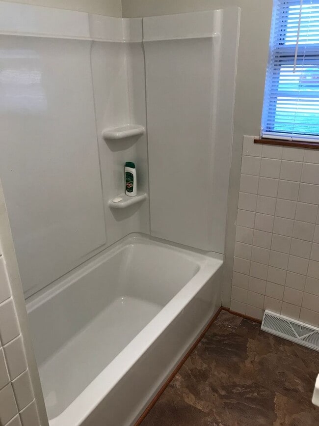 Building Photo - 3 Bed 2 Bath Springfield, MO