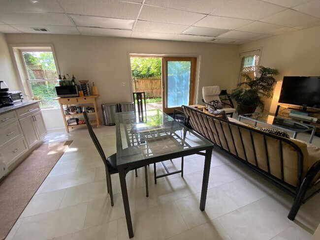 Building Photo - 5102 Warren Plz NW