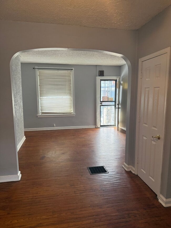 Building Photo - 3 Bedroom Home Steps to LaSalle University