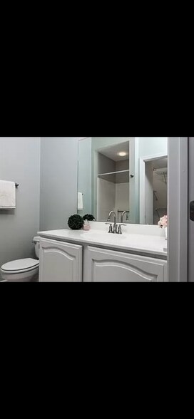 Primary bedroom bathroom - 81701 Lost Valley Dr