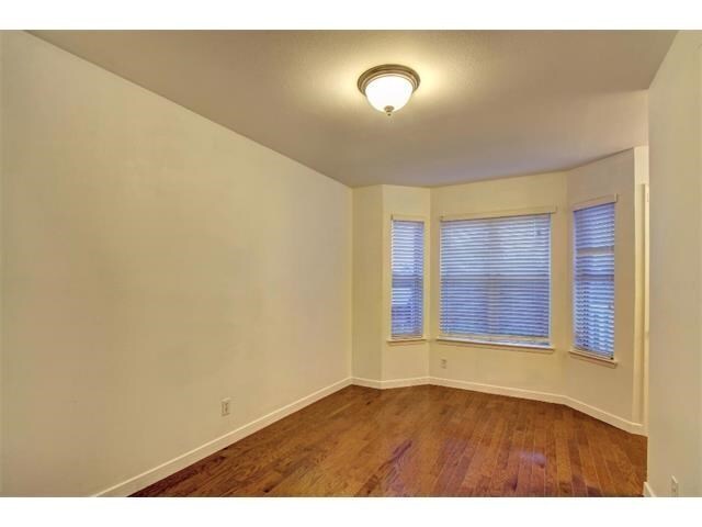 Building Photo - cute 1-1 3rd floor, UT bus across the street nice balcony